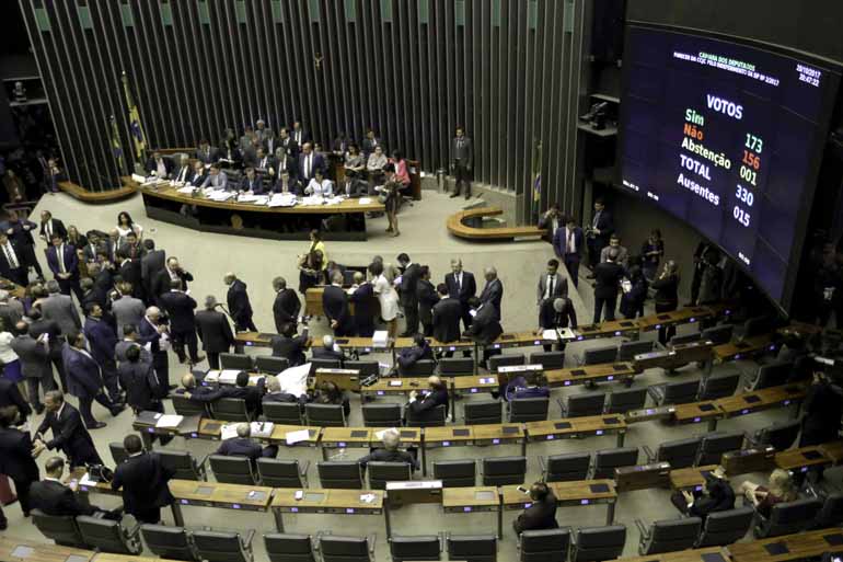 Fábio Rodrigues Pozzebom/Agência Brasil - Momento em que o placar da Câmara registrava o número suficiente de votos favoráveis a Temer: governistas sepultam mais uma denúncia contra o presidente