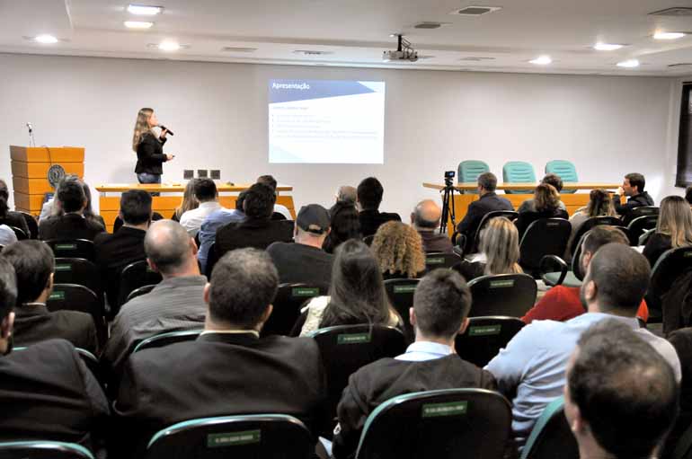 Anderson Coelho - O encontro de negócios reuniu cerca de 100 pessoas, entre fornecedores e compradores de produtos e serviços, na Associação Médica