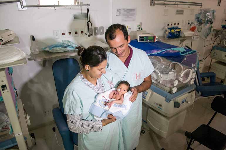 Alex Ramos da Silva e a mulher Karyla Fernanda Barbosa se dividem nos cuidados com o filho Gabriel