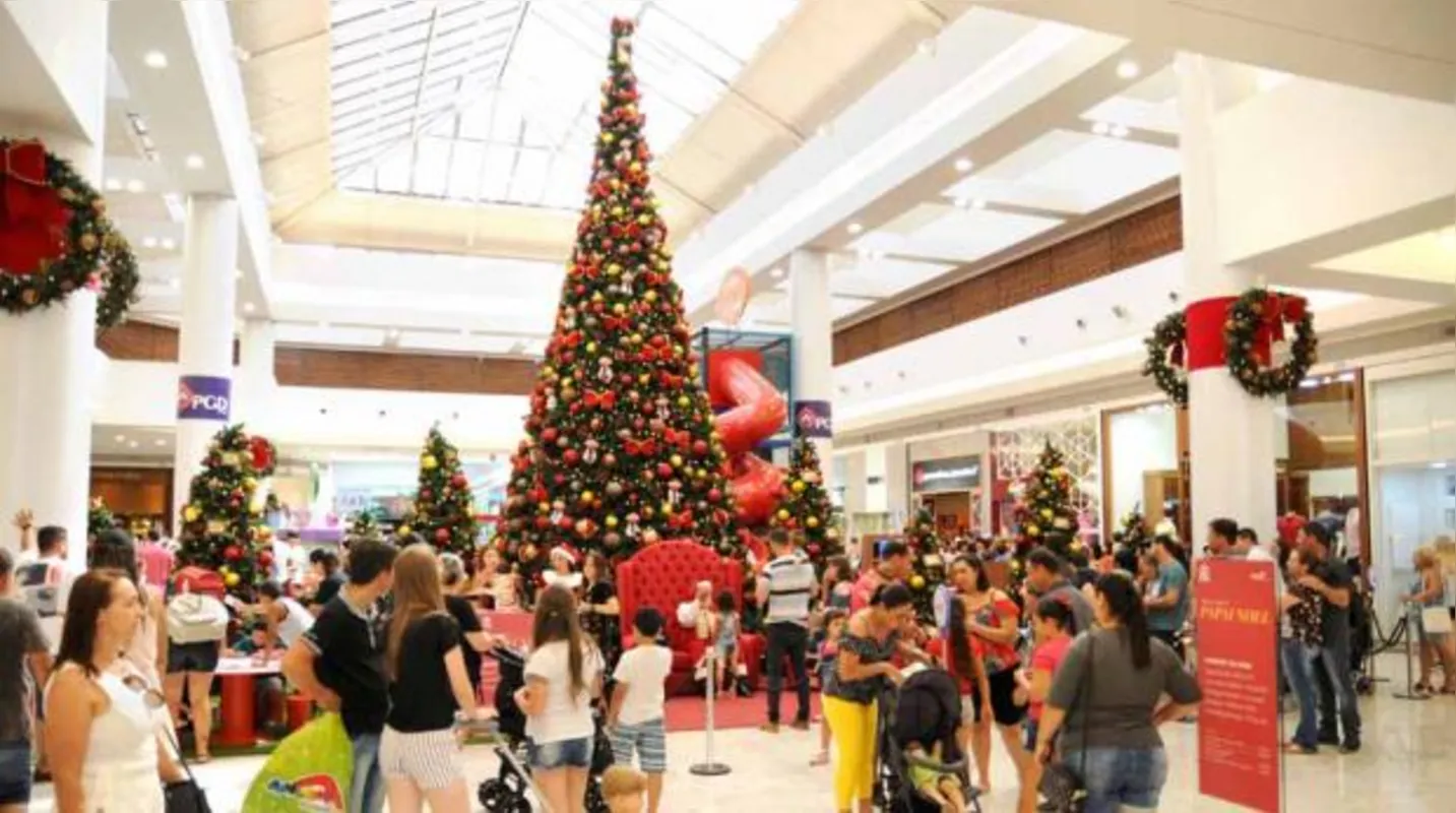 Clientes lotam shoppings na busca do presente de última hora