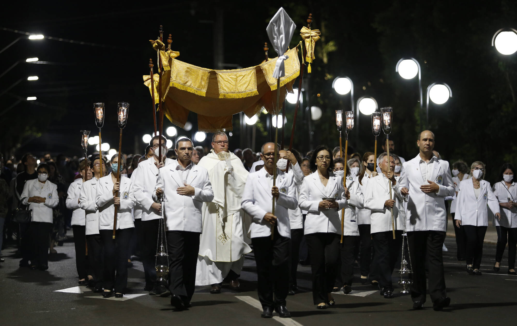 Igreja entrega 'lista de pecados' a fiéis que vão de horóscopo a