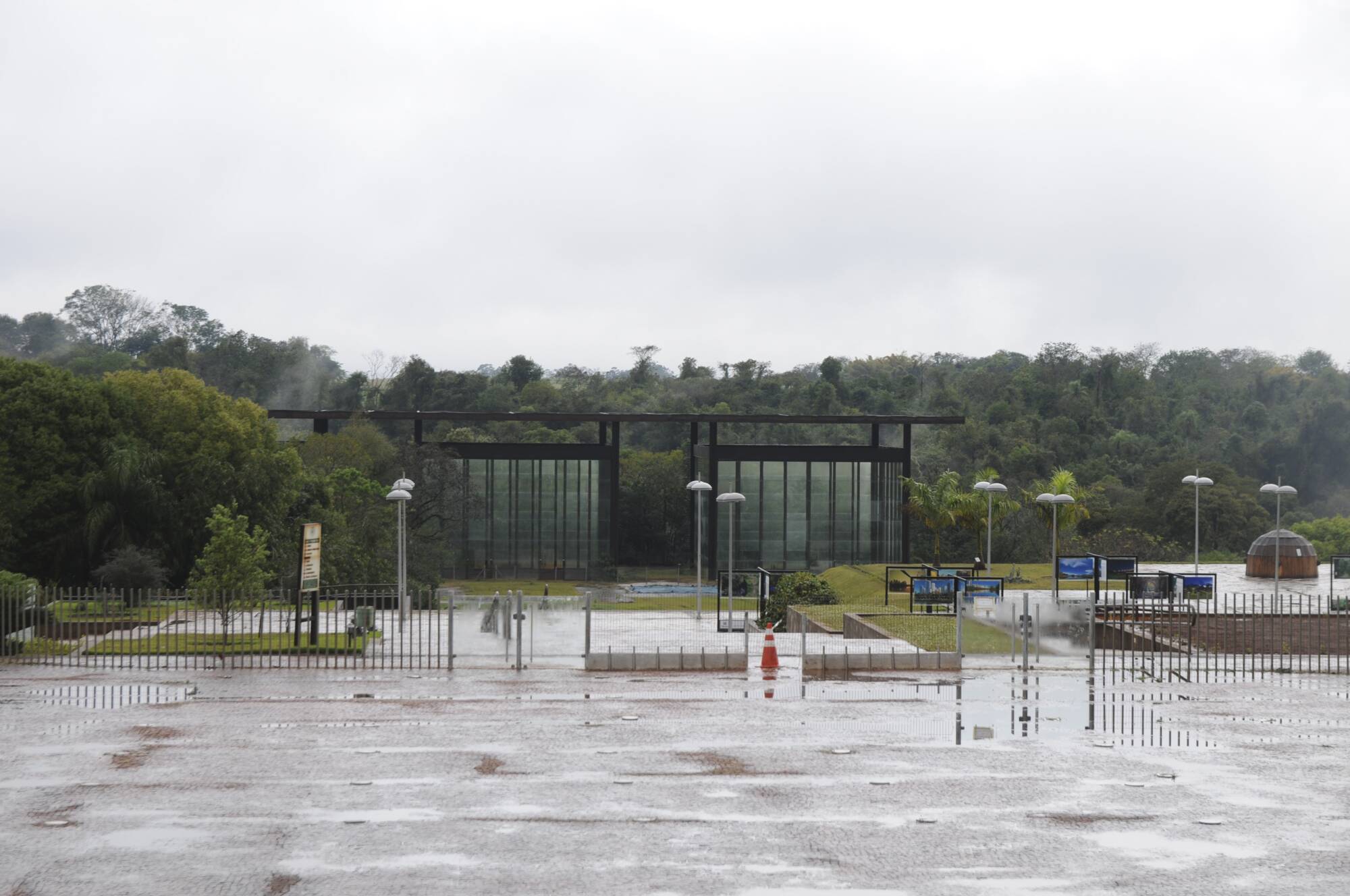 Revitalizado, estacionamento do Jardim Botânico, em Curitiba, é liberado