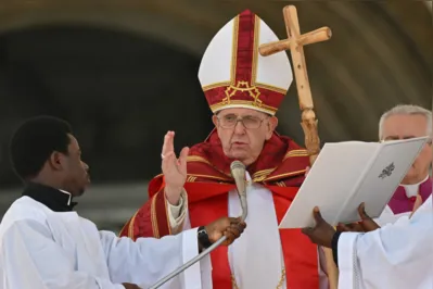 Pontífice argentino de 86 anos participou da cerimônia oficial um dia depois de receber alta: "Agradeço a vossa participação e também as vossas orações"