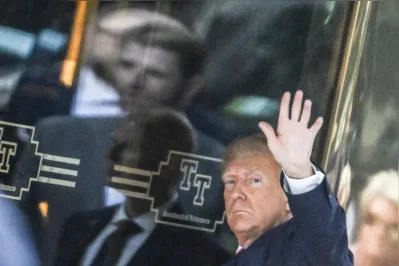 Trump acena no embarque a Nova York: ex-presidente pretende usar o indiciamento a seu favor na corrida à Casa Branca