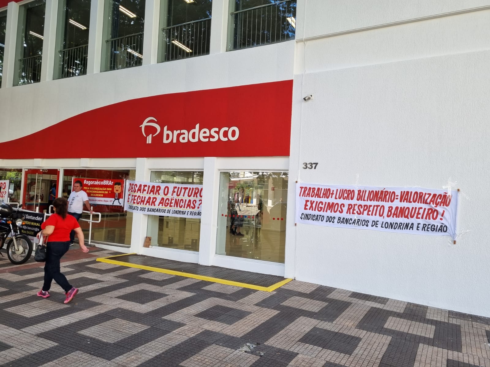 Bancários protestam contra fechamento de cinco agências do Bradesco