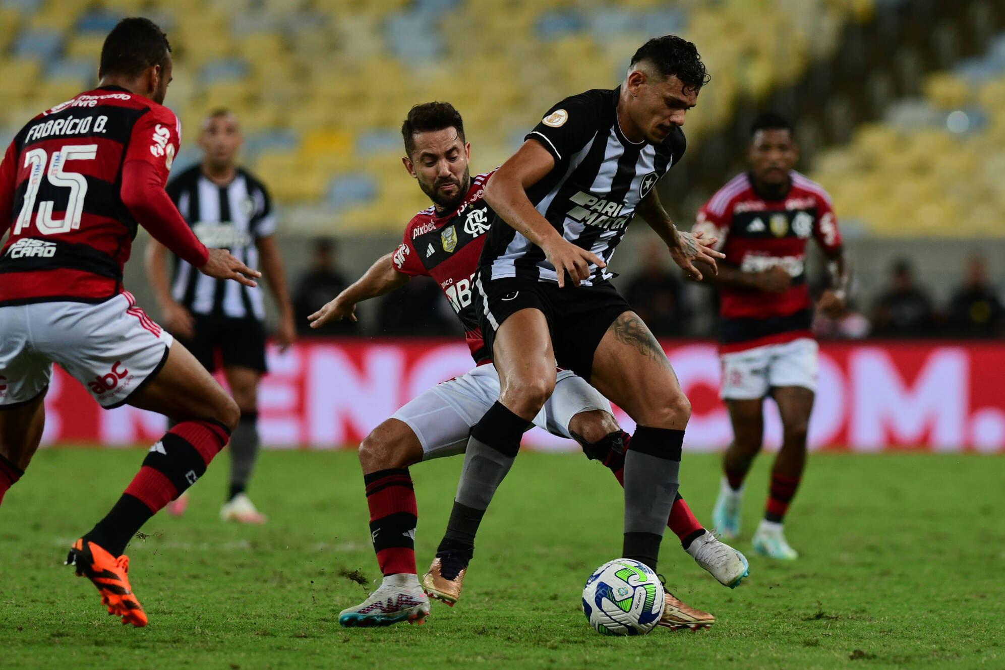 Com três jogadores cada, Flamengo e Botafogo lideram seleção da