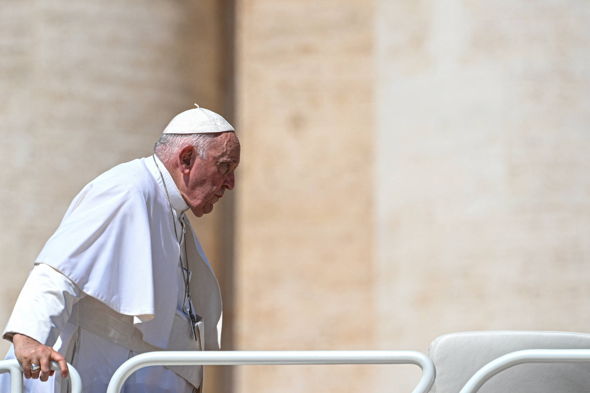 Papa Francisco é internado para passar por cirurgia de emergência