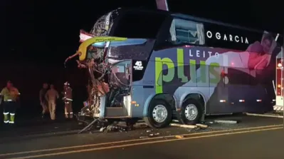 Um ônibus em uma garagem escura com uma placa que diz 'proibido