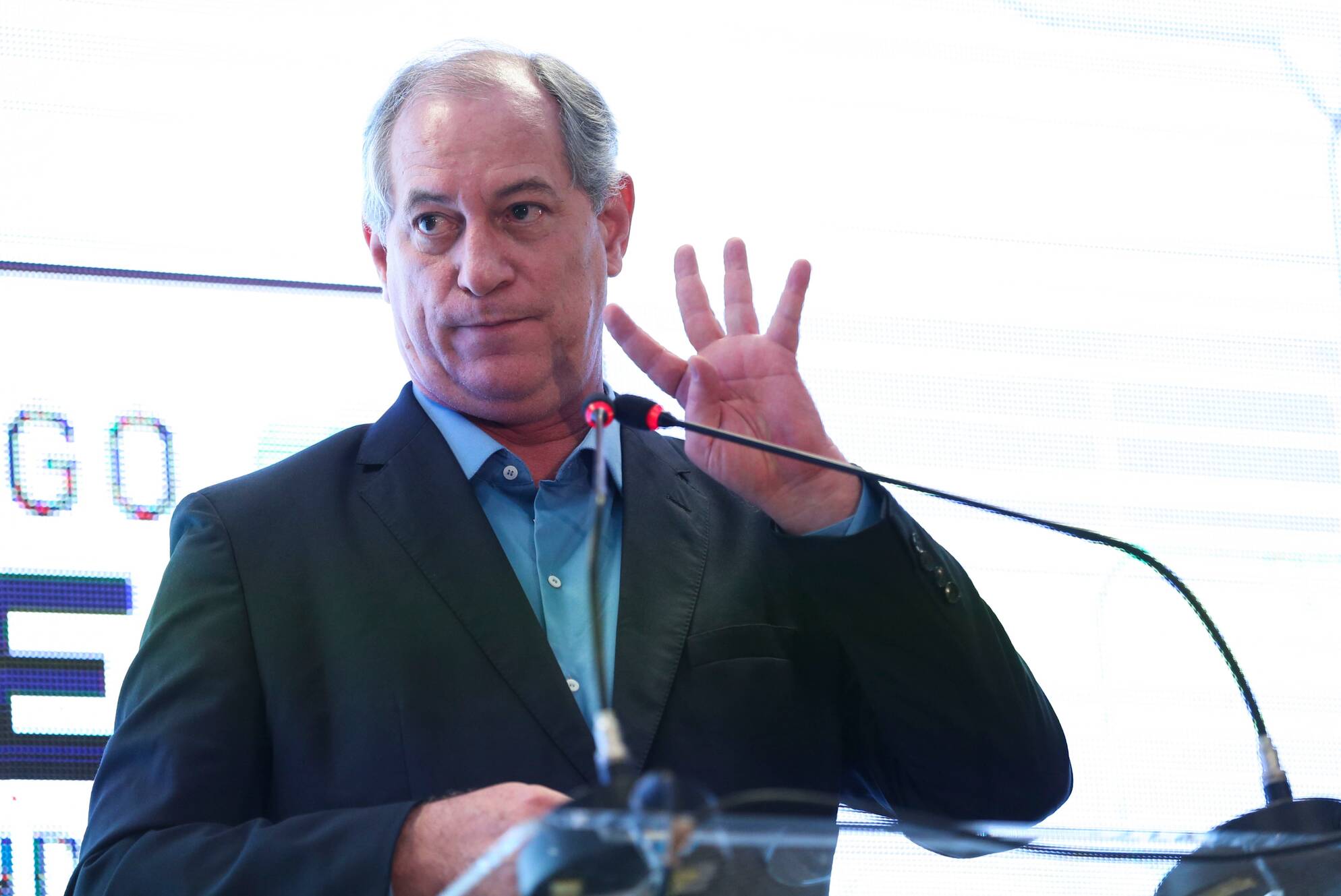 Ciro Gomes d tapa no rosto de homem ap s ser chamado de bandido