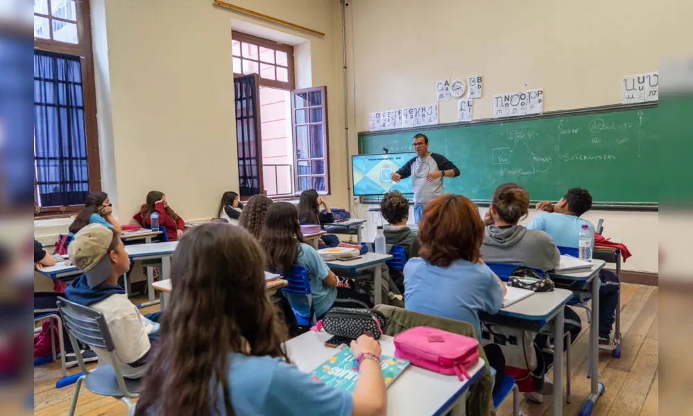 Em 12 anos, a proporção de pessoas residentes no Paraná que não sabem ler e escrever caiu de 6,3% para 4,3%