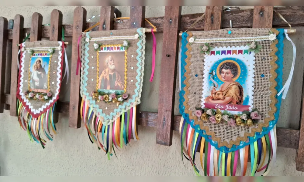 Estandartes juninos dão um colorido especial à festa, eles foram produzidos na Oficina Saudando os Santos, da Escola Jardim Alvorecer, conduzida por Vanessa Rodrigues