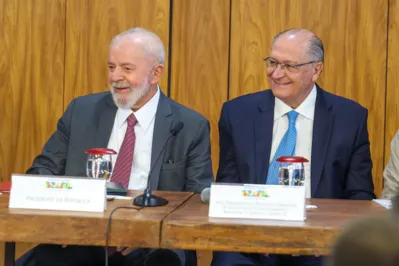 O presidente Luiz Inácio Lula da Silva e o vice-presidente Geraldo Alckimin:  A curva negativa para Lula, que vinha se desenhando desde o fim do ano, foi invertida nesta pesquisa