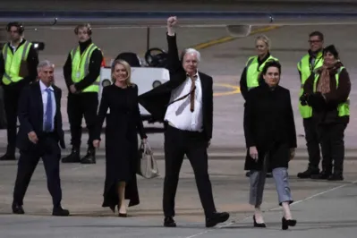 Assange viajou em um jato particular ao aeroporto de Canberra e acenou para imprensa e apoiadores que aplaudiam sua chegada
