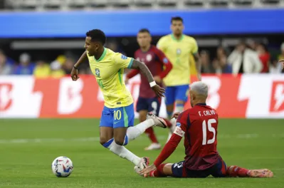 Imagem ilustrativa da imagem Brasil esbarra na retranca da Costa Rica e estreia com empate