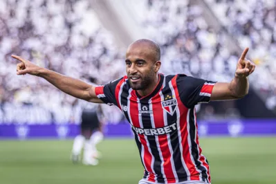 SÃO PAULO (SP), 16.06.2024 ? CORINTHIANS-SÃO PAULO  - Lucas Moura do São Paulo durante partida contra o Corinthians, válido pela 9ª rodada do Campeonato Brasileiro, na Neo Química Arena, zona Leste de são paulo neste Domingo (16) (Foto: Crizam França/Photo Premium/Folhapress)