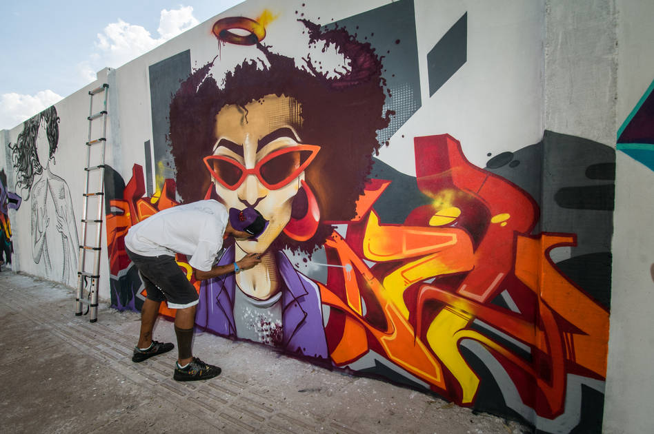 Alunos pintam muros de colégio de Londrina com temática afro