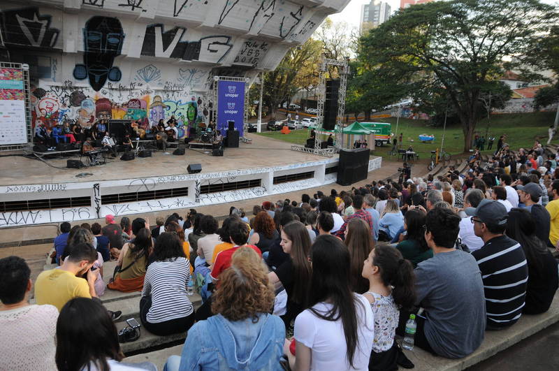 Orquestra de refugiados faz espetáculo no Zerão