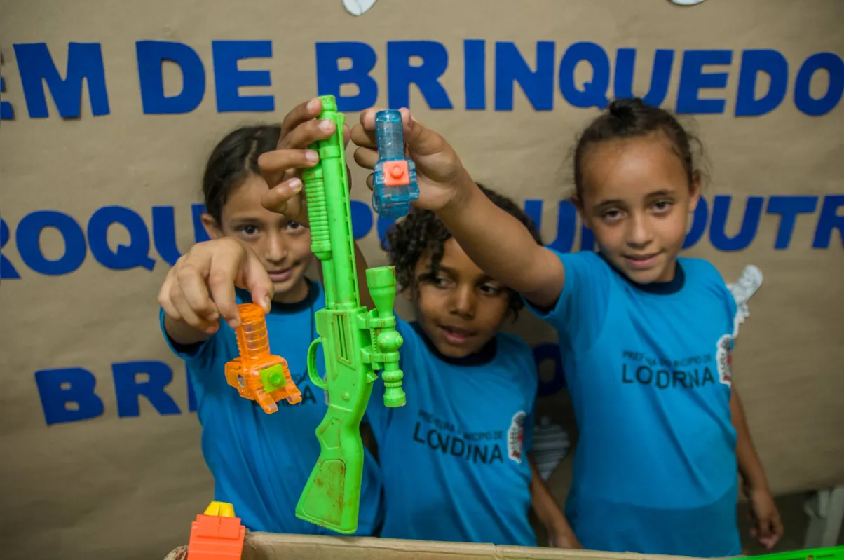 Menino que pretendia levar arma de brinquedo para a escola é