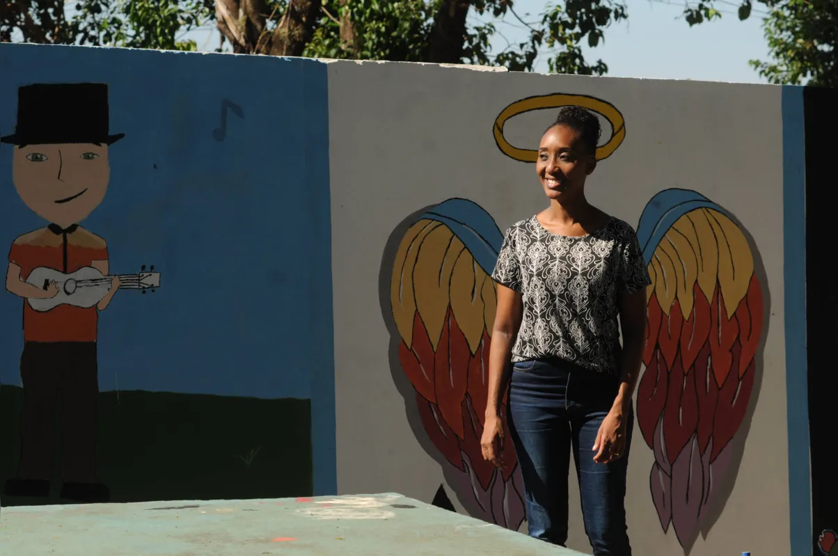 Alunos pintam muros de colégio de Londrina com temática afro