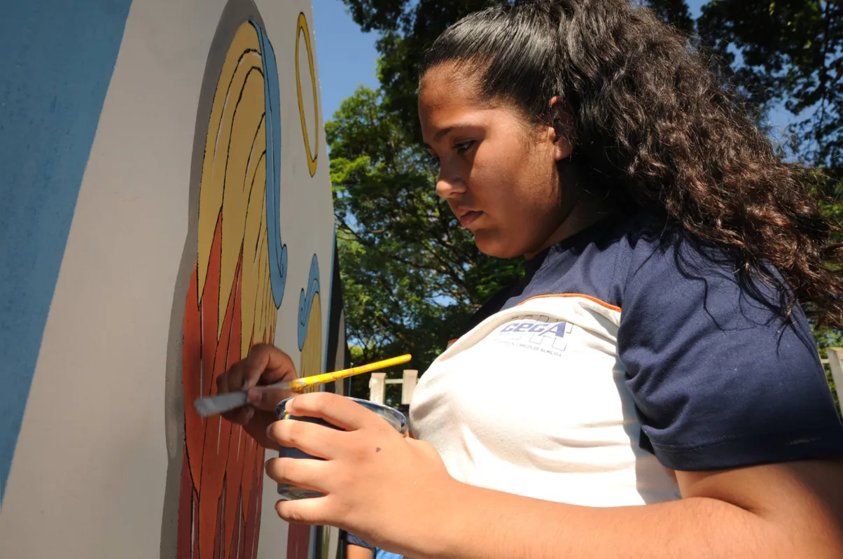 Alunos pintam muros de colégio de Londrina com temática afro