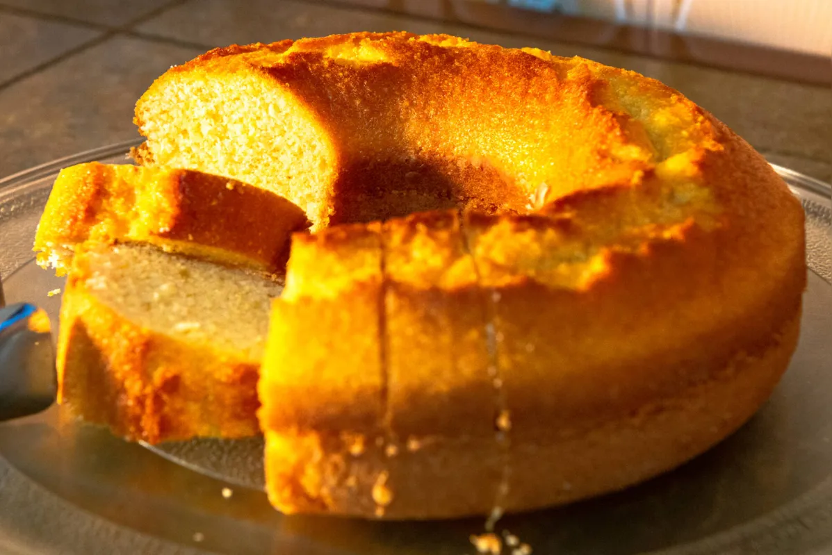 Bolo de fubá (Cornmeal Cake) - Sabor Brasil