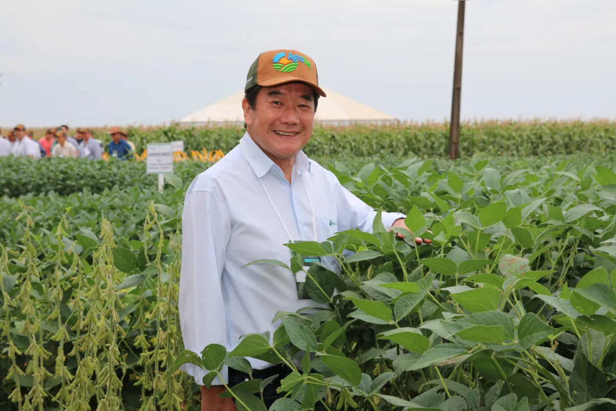 Um agricultor, buscando o aumento da produtivid