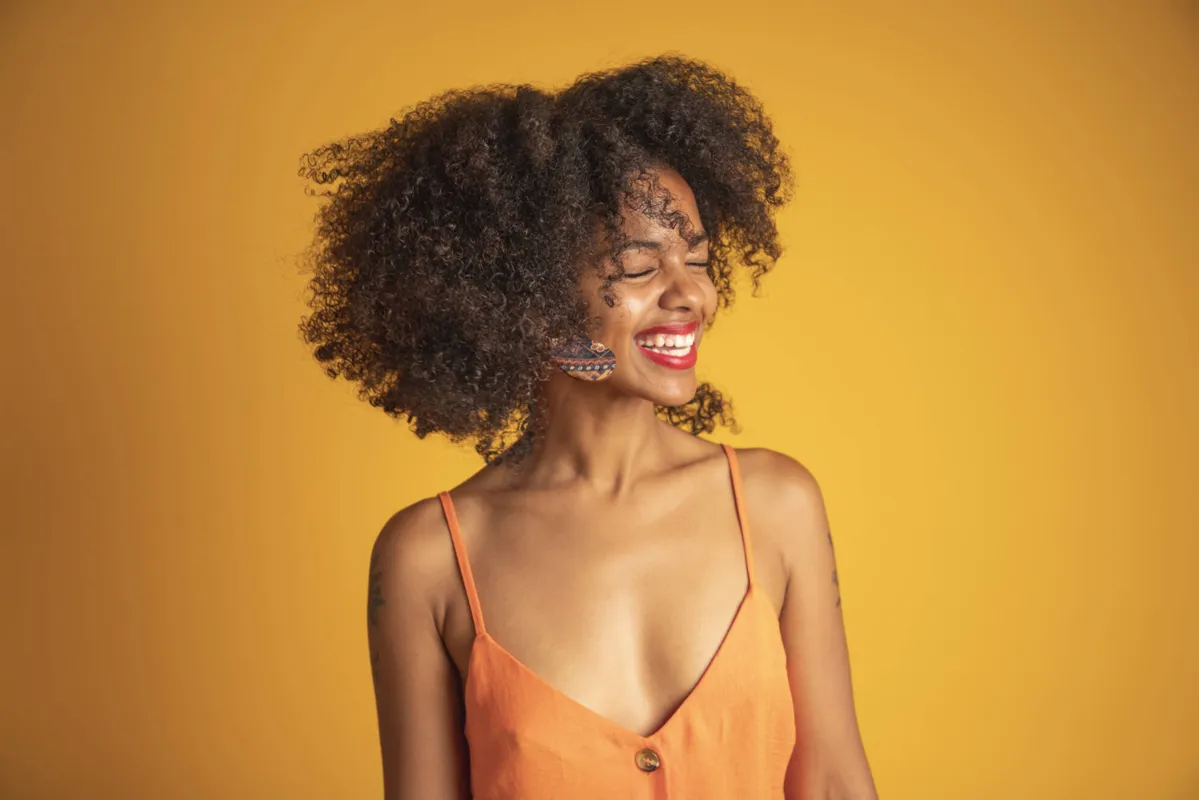 mulher com cabelo preto. conceito de quarta-feira. tamanho grande