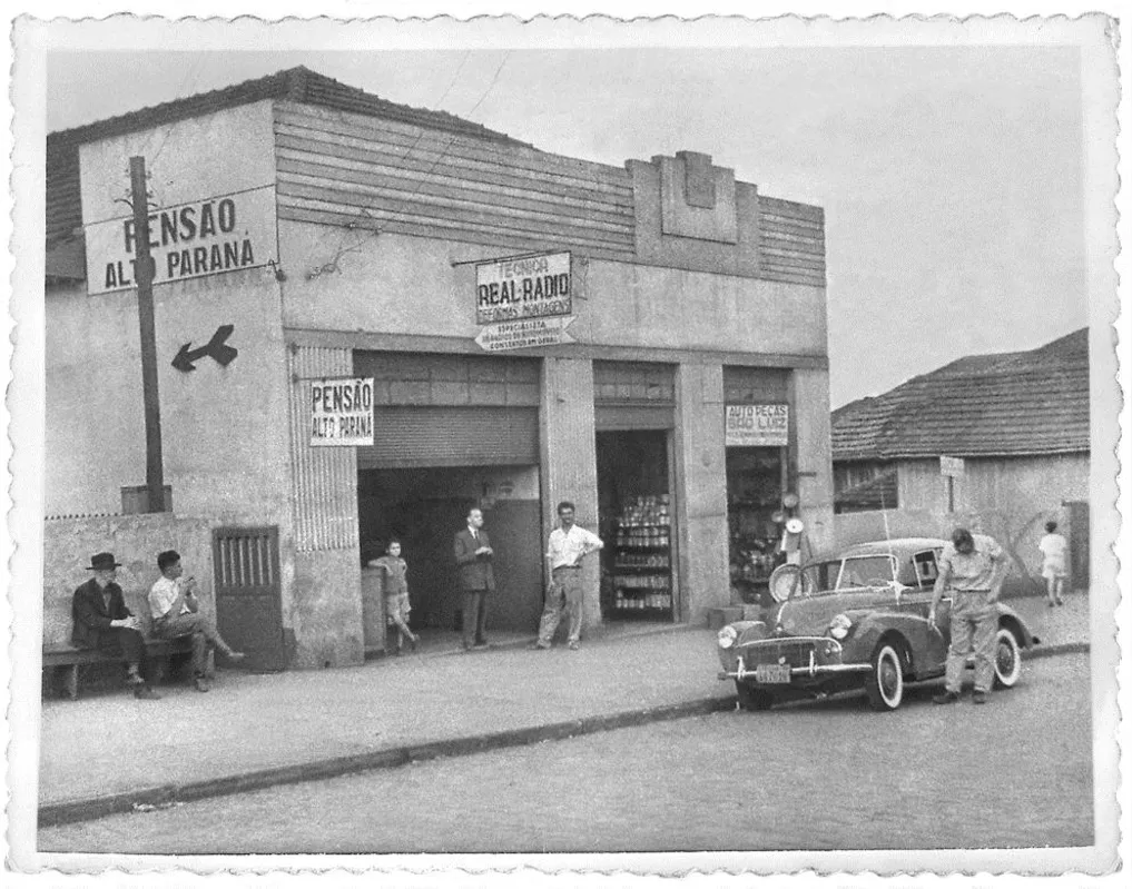 Pensão Alto Paraná, ao centro, tio Clério Pellegrini