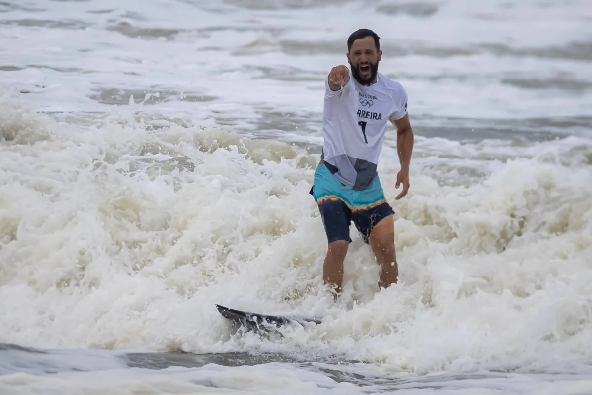 Surfista Italo Ferreira conquista primeiro ouro para o Brasil nas Olimpíadas