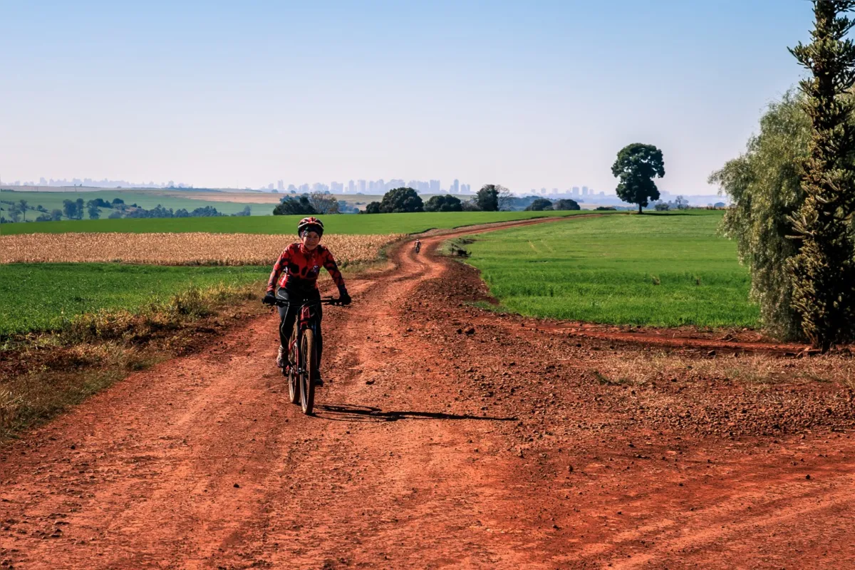 único desenho de linha contínua homem ciclista melhore sua