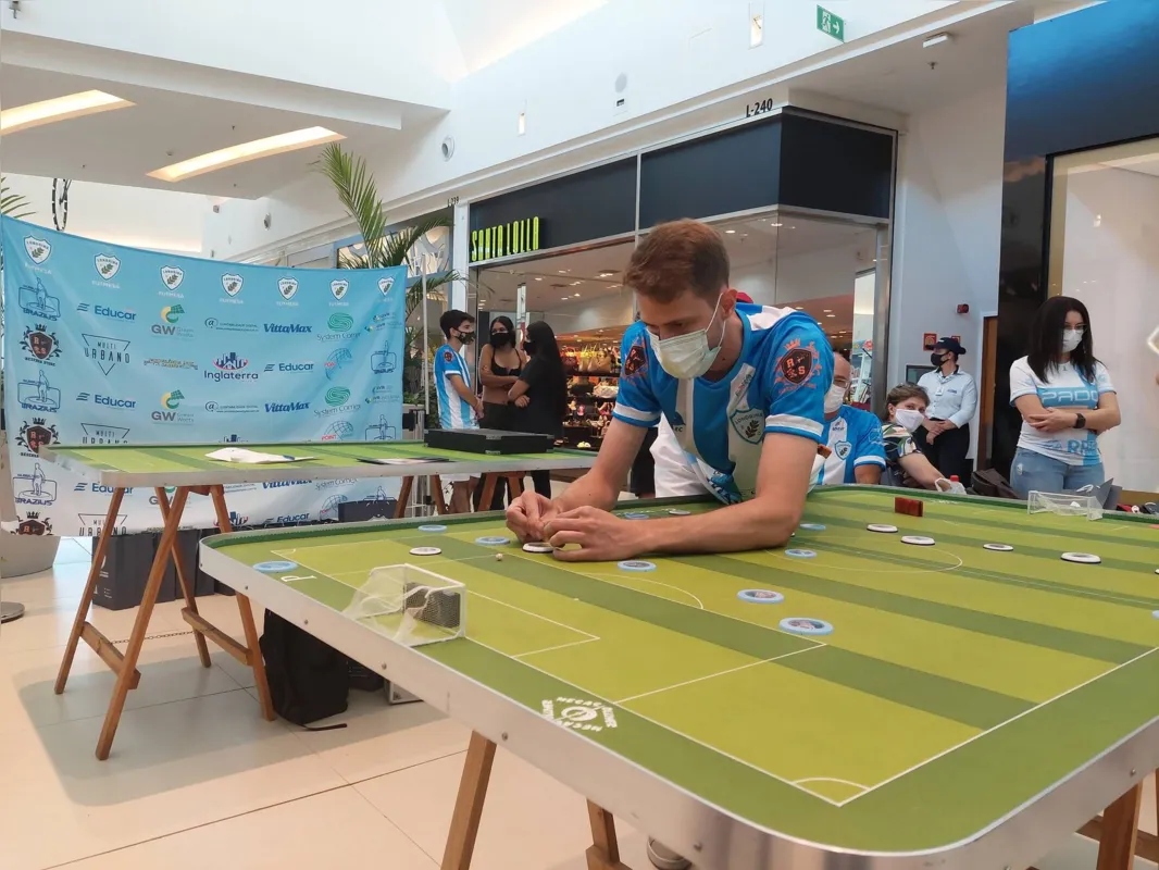 Fanáticos por futebol de botão usam a Copa como motivo para manter