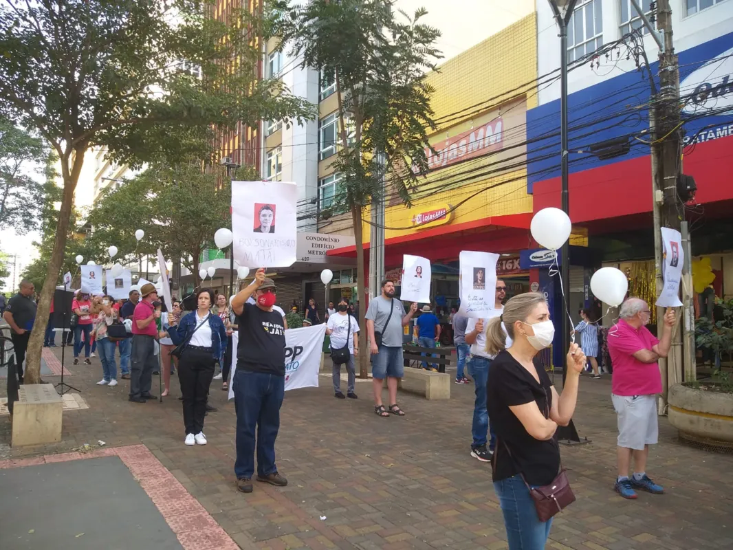 Moradores fazem caminhada e pedem paz durante manifestação em