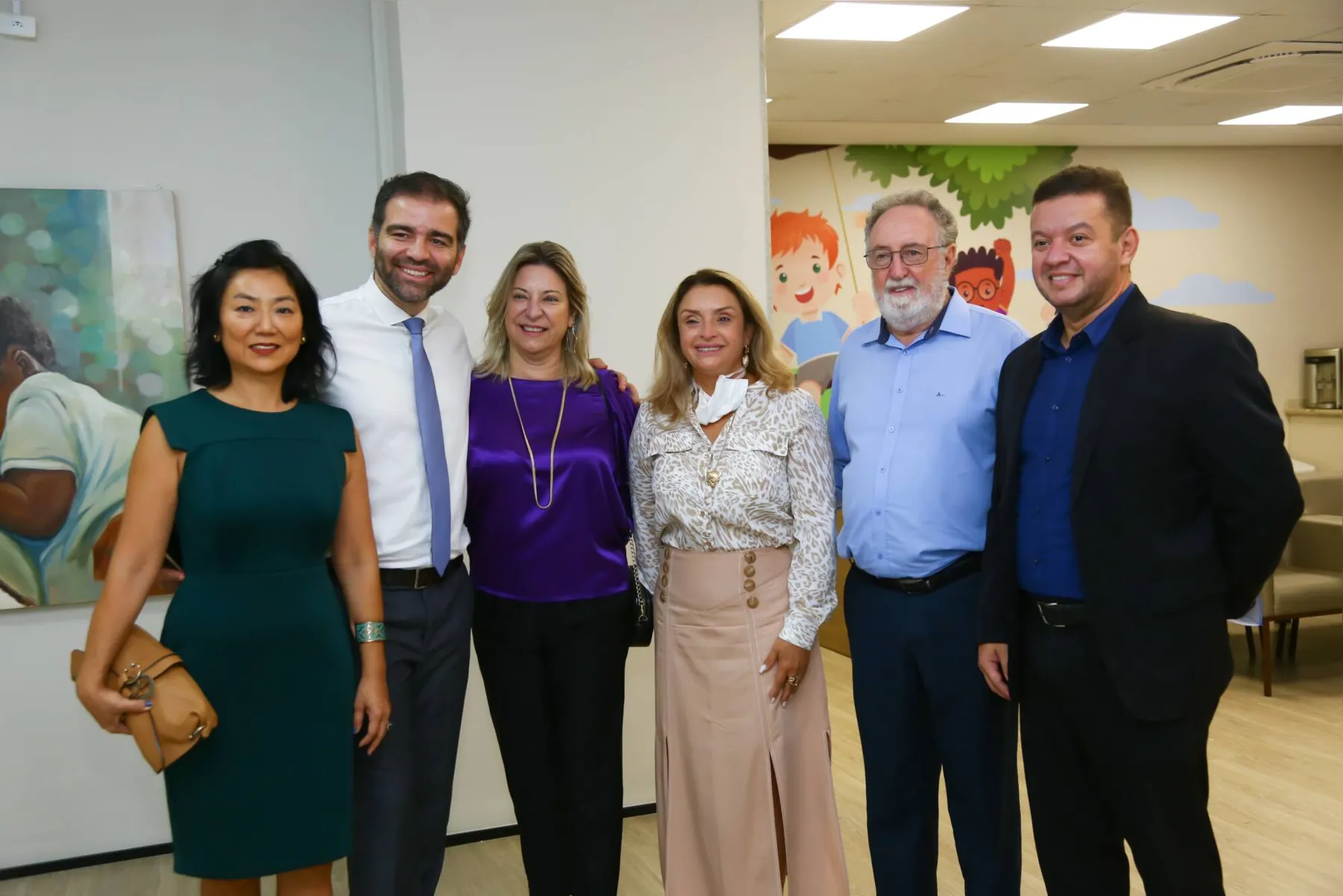 Eduardo Otoni entre a presidente da AML (Associação Médica de Londrina), Dra. Beatriz Emi Tamura; a diretora da 17ª Regional de Saúde, Maria Lúcia da Silva Lopes; a presidente da Acil, Márcia Manfrin; o deputado estadual Tercilio Turini, e o diretor-executivo da Aebel, Lincoln Vieira Magalhães