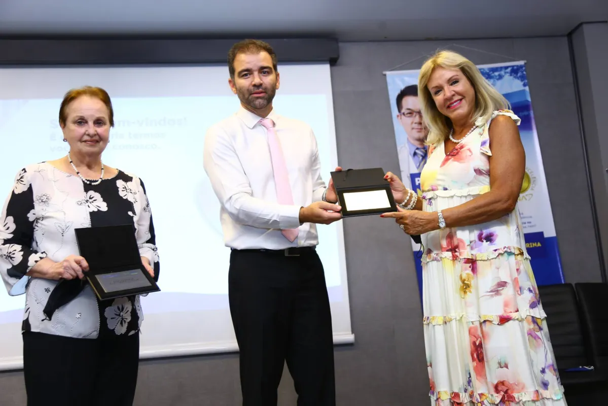 Maria do Carmo Accorsi e Rosane Montosa com o Superintendente da AEBEL, Eduardo Bistratini Otoni