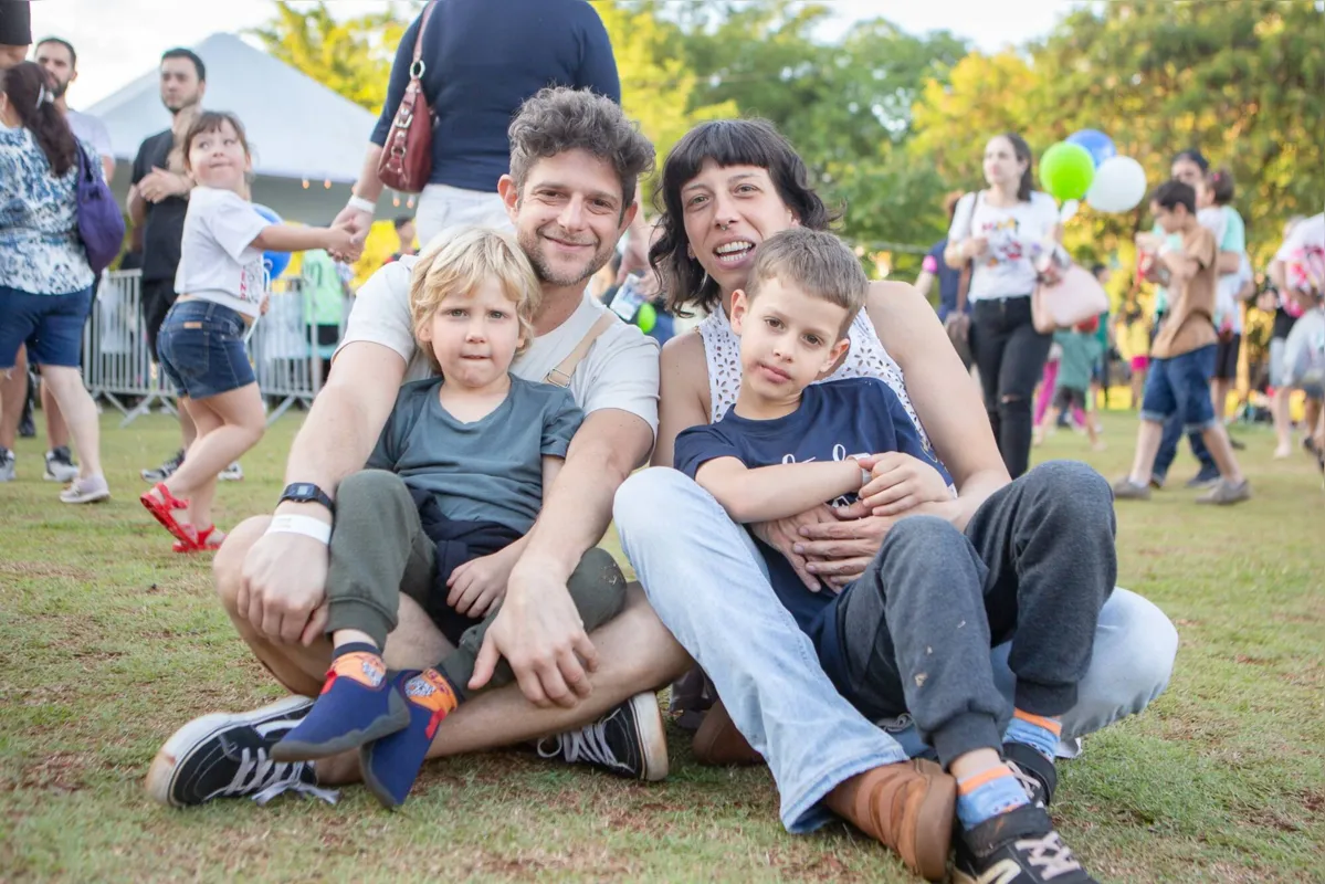 Álvaro e Isadora de Oliveira com os filhos Joaquim e Tom