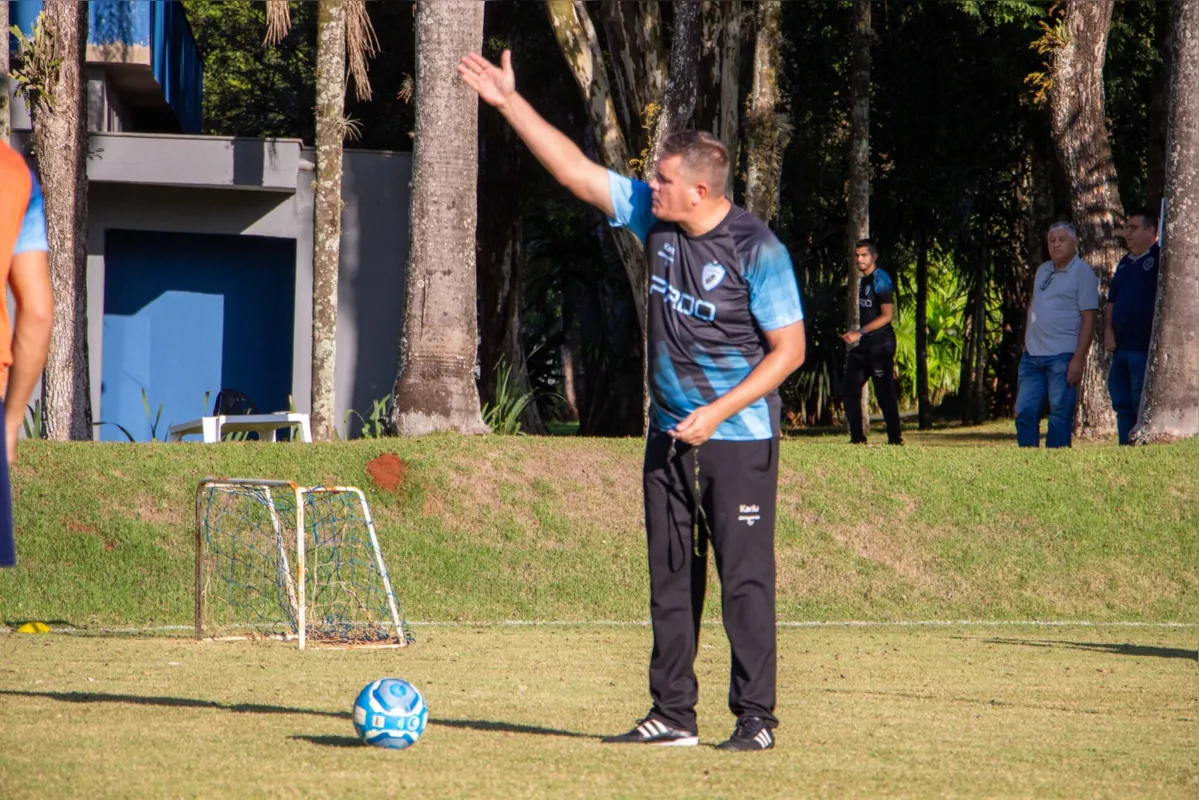 Adilson Batista é realista e vê chance de G4 do LEC como difícil