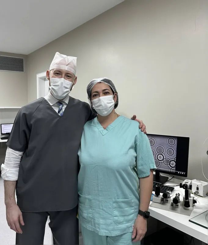 Dr. João Guilherme com a embriologista Mariana Máttila: ela é chefe de uma equipe de três embriologistas que atuam no Centro de Fertilidade Saab em Londrina