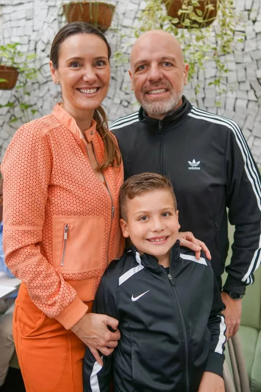 Karla Rossi e William Marçal com o filho, Pedro