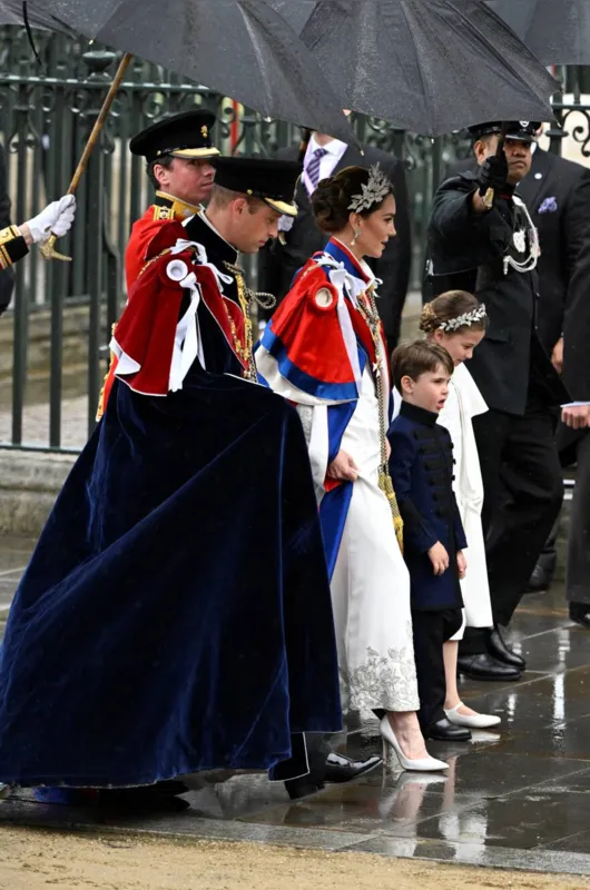 Coroação do rei Charles III tem multidão nas ruas e protestos