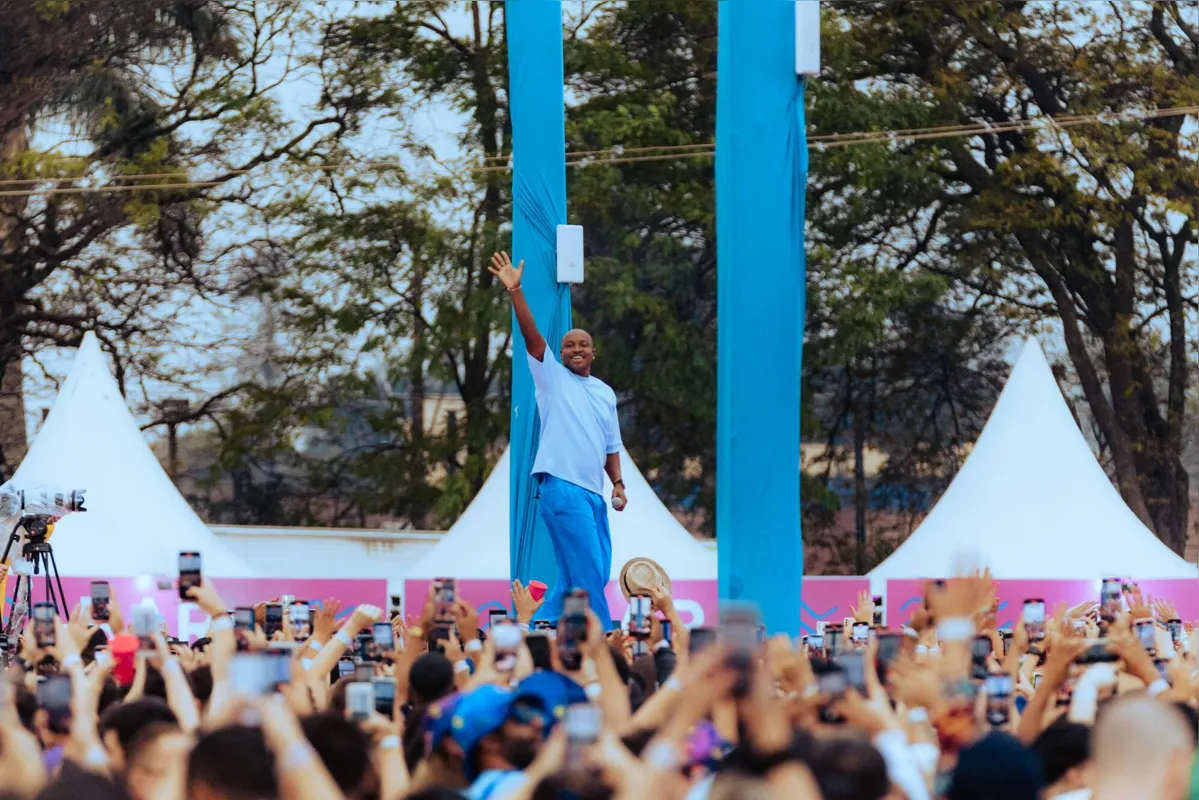 Thiaguinho interagiu o tempo todo com o público, em Londrina