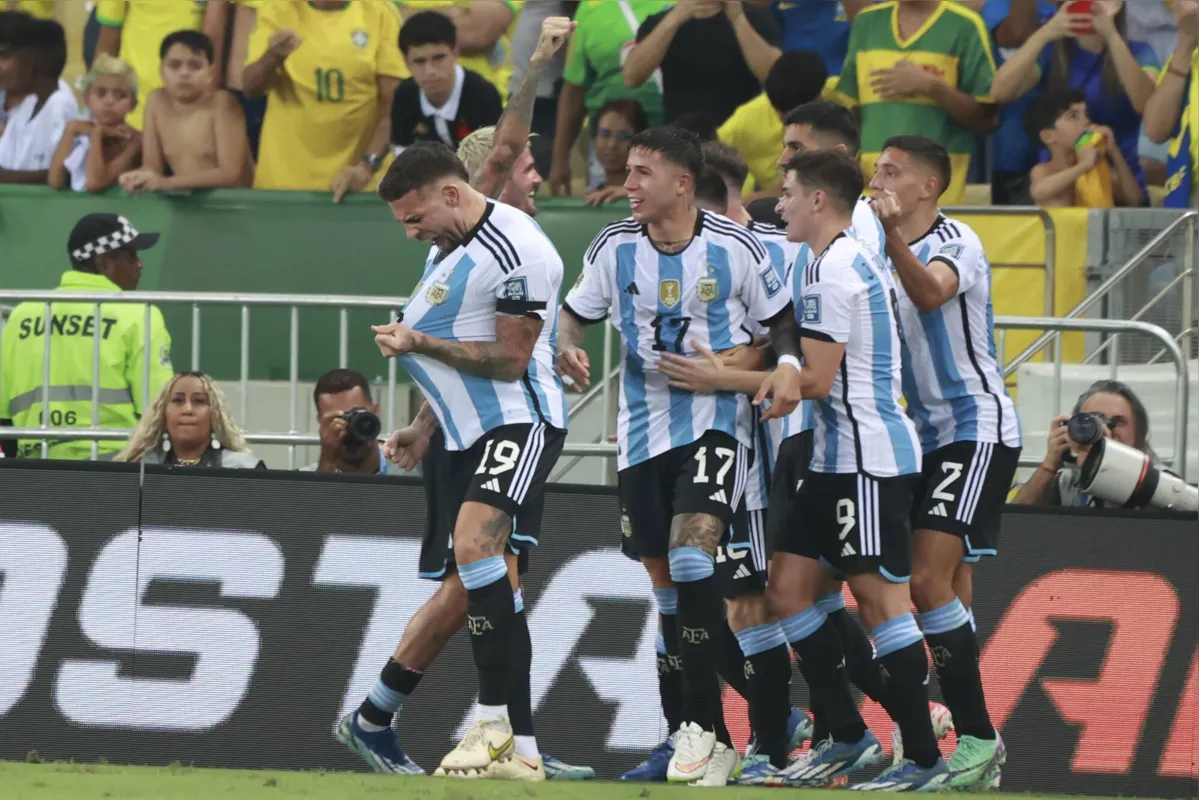 Argentina vence clássico tenso no Maracanã e amplia crise do