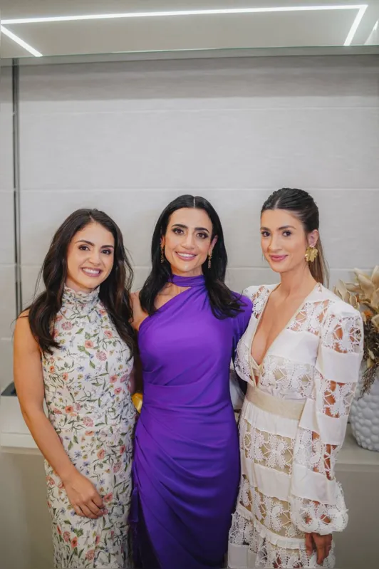 As anfitriãs Emiliane Favoreto e Paula Fettback com a influencer Paula Chiarato