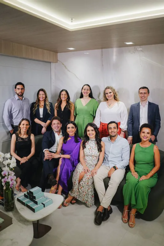 Equipe de profissionais: Dr. José Eduardo Iacono, Ana Tripoloni, Dra. Livia Miranda, Bruna Damasceno, Alessandra Iasbek e Dr. Arnold Achermann, em pé; com Aline Tiburcio, Dr. Tiago Ribeiro, Dra. Paula Fettback, Dra. Emiliane Favoreto, Dr. André Majczak e Bruna Schiavinatto (sentados)