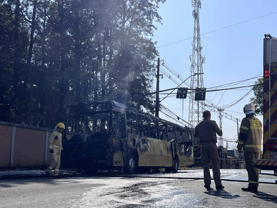 Imagem ilustrativa da imagem Ônibus pega fogo em Londrina