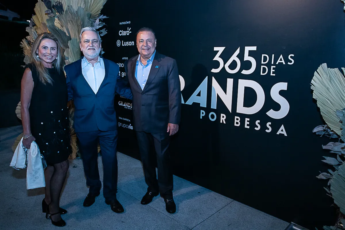 Reinaldo Bessa com o presidente do Grupo RIC, Leonardo Petrelli, e a esposa, Karla Petrelli