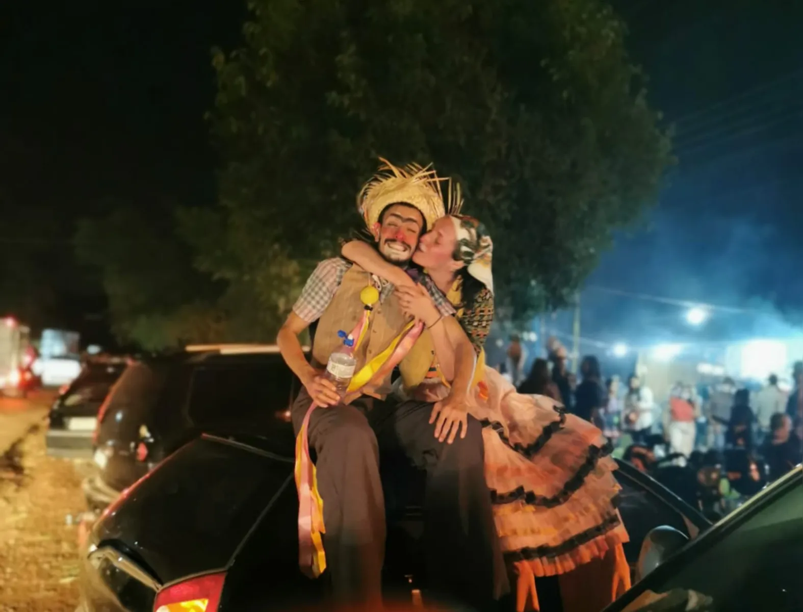 A feira Flua Cultura conta com apresentações artísticas como  os Gigantes de São João, performance da Primavera Jataí