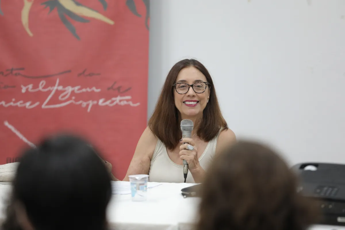 Na Biblioteca Pública de Londrina, Nádia Battella Gotlib falou de vários depoimentos reunidos no livro  "Clarice na Memória de Outros" a uma plateia atenta