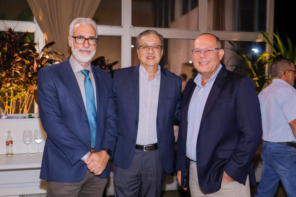 Carlos Martins, George Hiraiwa e Nicolás Mejia, diretor da Folha de Londrina