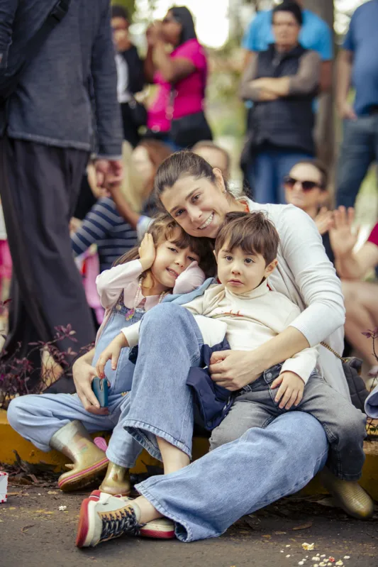 Isabela Carvalho com os filhos Luísa e Henrique