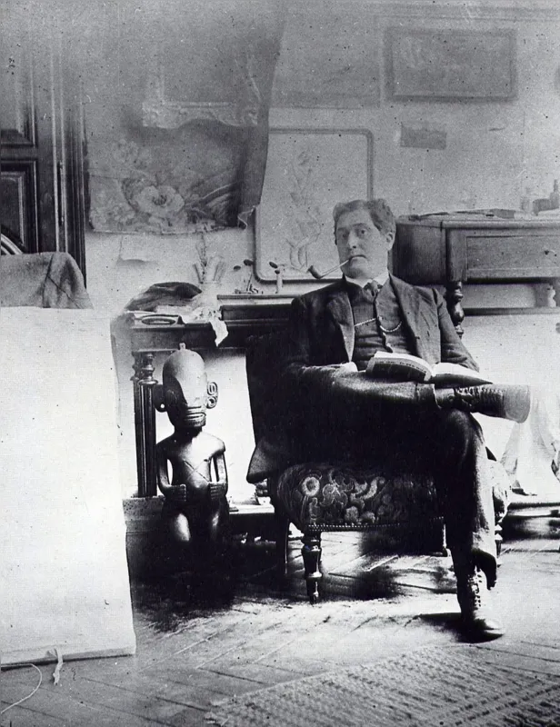 Apollinaire, um entusiasta do cubismo, fotografado no estúdio de Pablo Picasso em Paris, em 1910